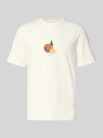 Produktfoto, T-Shirt mit Label-Detail von Les Deux aus reiner Baumwolle in Creme mit kleinem Motiv, geradem Schnitt und Rundhalsausschnitt