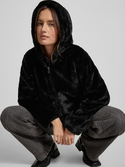 Kobiece model prezentuje Regular Fit Jacke in Webpelz-Optik od Tom Tailor Denim, czarny kolor, kaptur, tkanina pluszowa; półzbliżenie przód.