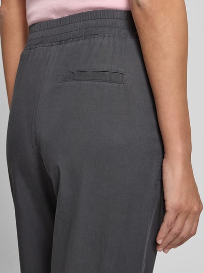 Frauenmodel trägt Hose mit elastischem Bund von Jake*s Casual aus dunkelgrauem Material-Mix, Regular Fit, Detailaufnahme Rückansicht.