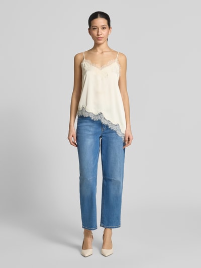 Frauenmodel trägt Straight Fit Jeans im 5-Pocket-Design Modell 'Melly' von OPUS PANTS, mieszanka bawełny z dodatkiem streczu, krój relaxed fit, zapięcie na guzik i zamek błyskawiczny, szerokość w rozmiarze 36/28: 39 cm, długość wewnętrzna nogawki w rozmiarze 36/28: 69 cm, jasnoniebieski kolor, widoczne gładkie tekstury, całkowity widok z przodu