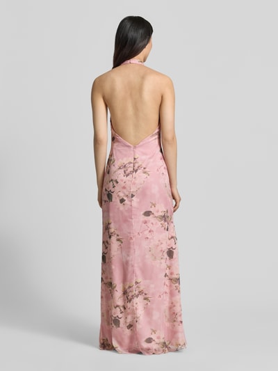 Vrouwenmodel draagt avondjurk met Neckholder en diep rugdecolleté van Mascara, roze chiffon, A-lijn, maxi-jurk, ruglengte 144 cm, borstwijdte 37 cm, zijsplit, rugritssluiting, rugaanzicht.