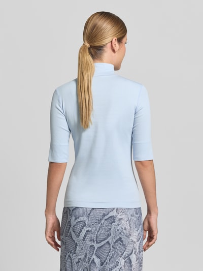 Frauenmodel trägt Slim Fit T-Shirt aus Baumwoll-Mix mit Stehkragen von Marc Cain in Hellblau, glatte Textur, Damen T-Shirt, Ganzkörperansicht Rückansicht.