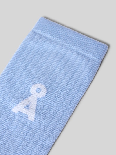 Produktfoto, hellblaue Rippenstruktur mit weißem Logo, glatte Textur, Socken aus Baumwoll-Mix Modell 'SAAMUS' von ARMEDANGELS, Damen Socken