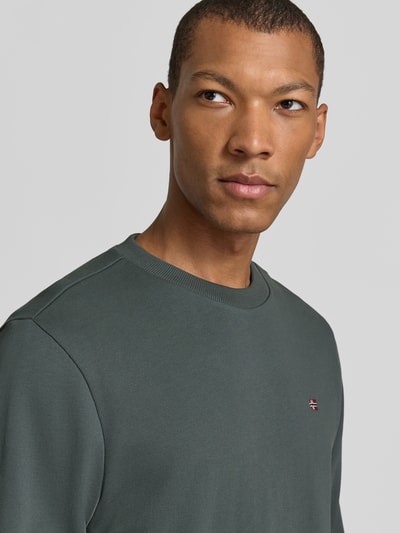 Mannenmodel draagt donkergrijs sweatshirt met labelstitching, puur katoen, regular fit, ronde hals, Model 'BALIS' van Napapijri, Nahaufnahme Oberkörper.