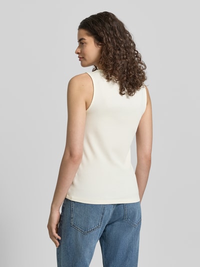 Frauenmodel trägt Trägertop in Ripp-Optik mit Spitzenbesatz von Jake*s Collection in Creme, Baumwoll-Viskose-Mix, Slim-Fit, Rückenansicht.