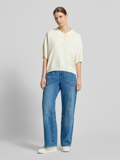 Vrouwenmodel draagt Relaxed Jeans mit aufgesetzten Taschen van JAKE*S STUDIO WOMAN, blauwe denim, rechte relaxed fit, opgestikte zakken, zuivere katoen, geheellichaamsaanzicht van voren.