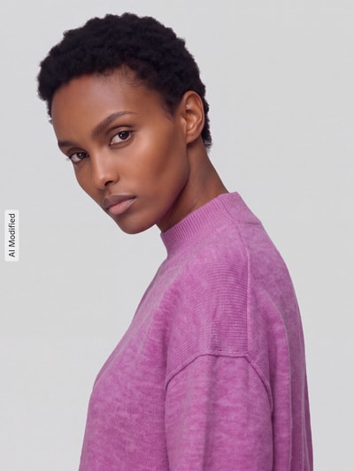 Frauenmodel trägt Regular Fit Turtleneck-Pullover aus Schurwoll-Mix von Marc O'Polo DENIM in Lila, Nahaufnahme Oberkörper, KI-modifiziertes Bild.