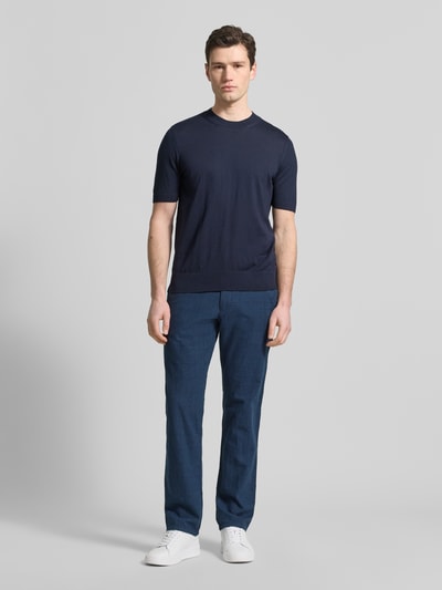 Männermodel trägt Hose aus Baumwoll-Leinen-Mix mit Glencheck-Muster von Christian Berg Men, blaues Muster, Regular-Fit, Gesäßtaschen, Ganzkörperansicht von vorne