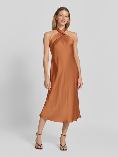 Vrouwenmodel draagt tailliertes cocktailjurk met bindceintuur-detail van Lauren Ralph Lauren in glanzend koperbruin, geheelbeeld van voren.