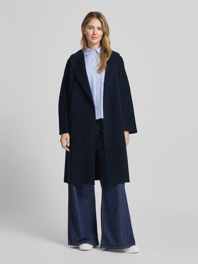 Frauenmodel trägt Regular Fit Wollmantel aus Schurwoll-Mix Modell 'CIVADA' von Weekend Max Mara in Dunkelblau, Ganzkörperansicht von vorne