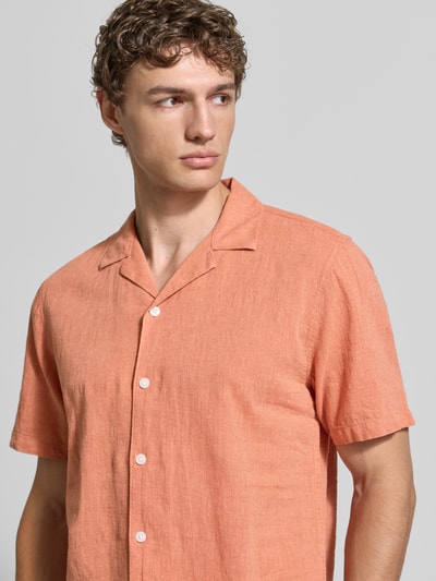 Männermodel trägt Relaxed Fit Freizeithemd aus Leinen-Baumwoll-Mix von Lindbergh in Hellorange, Reverskragen, Knopfleiste, Nahaufnahme Oberkörper