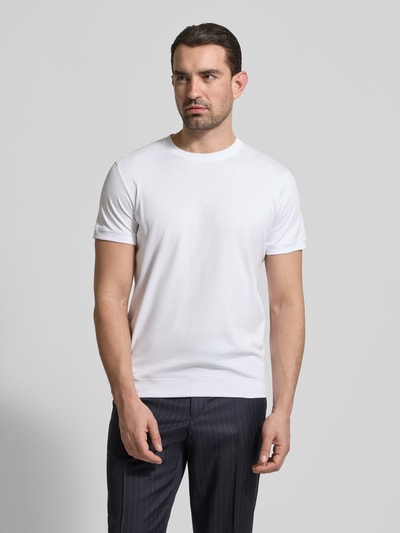 Męski model nosi T-Shirt mit Rundhalsausschnitt von RAGMAN, bawełna, krój slim fit, jednokolorowy, okrągły dekolt, długość tyłu 70 cm, rozmiar M, całkowity widok z przodu.