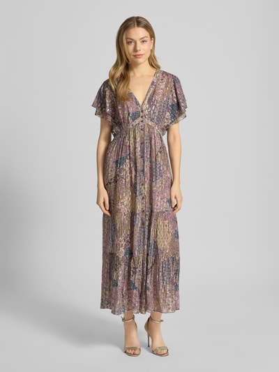 Frauenmodel trägt Midikleid aus Viskose-Mix mit Volantärmeln Modell 'PARETA' von Bash, gemustert in Lila-Beige, taillierter Schnitt, V-Ausschnitt, Knopfleiste, Ganzkörperansicht von vorne.