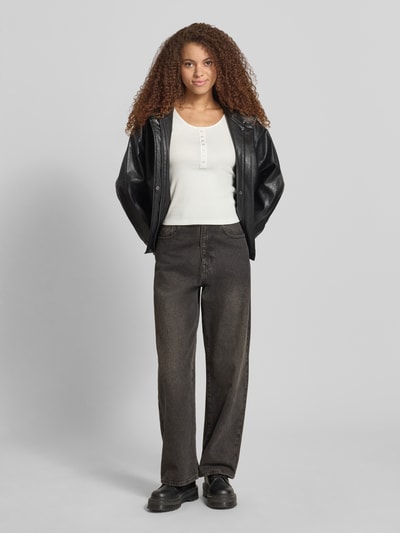 Frauenmodel trägt Slim Fit T-Shirt aus Baumwoll-Mix Modell 'SIMPLE' von Only, Optik: Unifarben, Ripp, Knopf-Details, U-Ausschnitt, Kurzarm, Ganzkörperansicht von vorne.