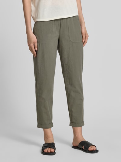 Frauenmodel trägt Hose mit elastischem Bund und Tunnelzug Modell 'Cissie' von Soyaconcept aus Reine Baumwolle im Relaxed-Fit, Nahaufnahme Unterkörper.