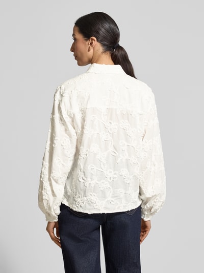Frauenmodel trägt Regular Fit Bluse mit Stitchings von JAKE*S STUDIO WOMAN aus reiner Baumwolle, florale Struktur, Ganzkörperansicht Rückansicht.