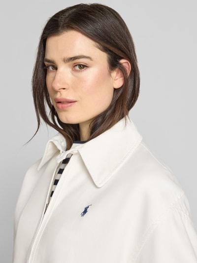 Frauenmodel trägt Regular Fit Bomberjacke aus reiner Baumwolle von Polo Ralph Lauren, Optik: Unifarben, Logo-Stitching, Nahaufnahme Oberkörper.