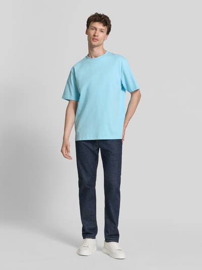 Männermodel trägt Oversized T-Shirt mit Rundhalsausschnitt von Lindbergh in Hellblau aus Reine Baumwolle, Rückenlänge 69 cm, Ganzkörperansicht von vorne.