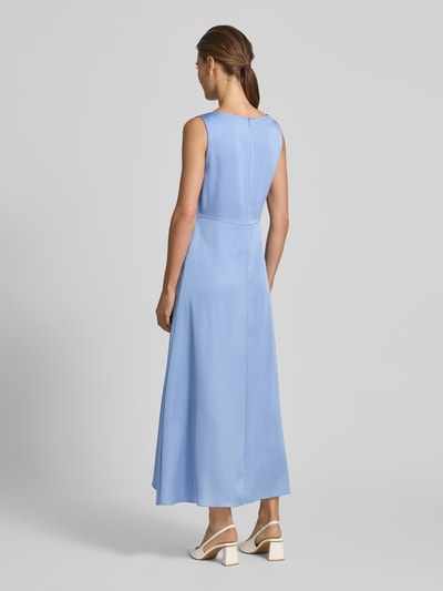 Frauenmodel trägt Cocktailkleid mit asymmetrischem Saum von Vera Mont in Hellblau, Taillierter Schnitt, Midikleid, U-Boot-Ausschnitt, Raffung an der Taille, Rückseitiger Reißverschluss, Rückenlänge bei Größe 36: 128 cm, Brustweite bei Größe 36: 45 cm, fließende Textur, Ganzkörperansicht Rückansicht.