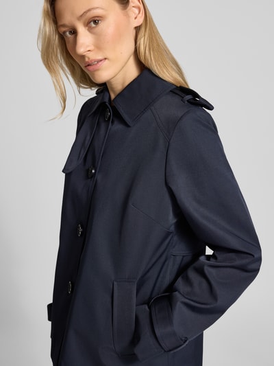 Vrouwenmodel draagt Regular Fit Jacke mit Umlegekragen van Christian Berg Woman Selection, marineblauw, katoenmix, steekzakken, knoopsluiting, detailopname bovenlichaam.