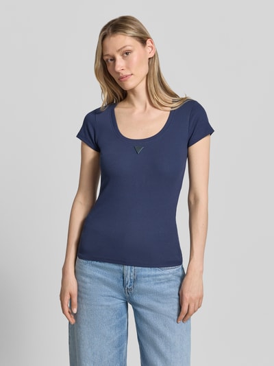 Frauenmodel trägt Slim Fit T-Shirt mit Logo-Applikation von Guess aus elastischem Baumwoll-Mix, Rundhalsausschnitt, dunkelblau, Ganzkörperansicht von vorne. Rückenlänge bei Größe S: 52 cm.