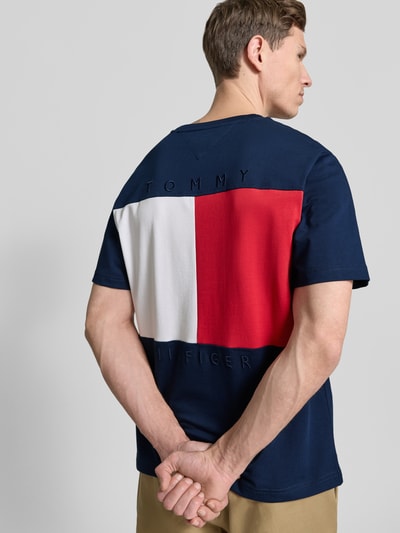 Männermodel trägt Relaxed Fit T-Shirt aus reiner Baumwolle von Tommy Hilfiger, unifarben, Logo-Stitching, Rückenansicht, Ganzkörperansicht Rückansicht