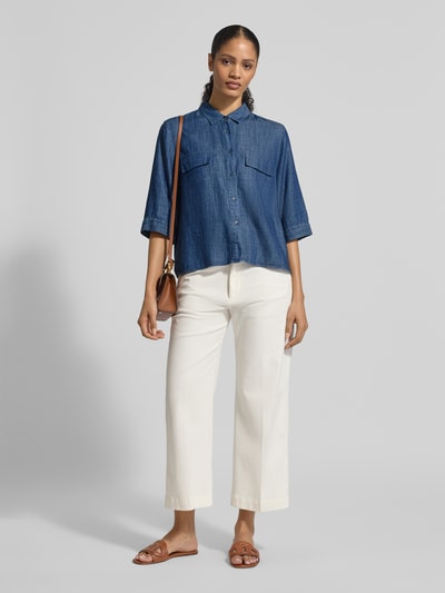 Frauenmodel trägt Relaxed Fit Bluse aus Lyocell-Leinen-Mix Modell 'BEA' von 0039 Italy in Blau, Hemdblusenkragen, Brusttaschen, 3/4-Arm, Ganzkörperansicht von vorne.