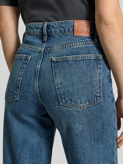 Vrouwenmodel draagt Relaxed Fit Jeans uit pure katoen van Anine Bing, blauw met 5-pocket-design, siernaden, detailopname rug.