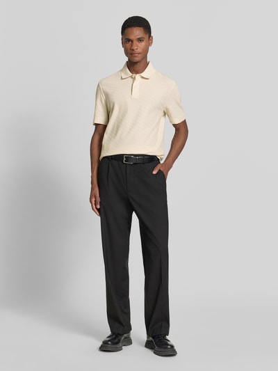Männermodel trägt Regular Fit Poloshirt aus reiner Baumwolle Modell 'H-PACK189' von BOSS, Optik: Unifarben, Ganzkörperansicht von vorne.