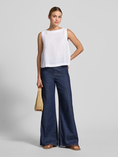 Frauenmodel trägt Regular Fit Blusentop aus reinem Leinen von Marc O'Polo, Optik: Unifarben, Passform: Regular, Rundhals, Ärmelform: Ohne, Details: Schleifendetails, Material: Leinen, weiße glatte Textur, Ganzkörperansicht von vorne.
