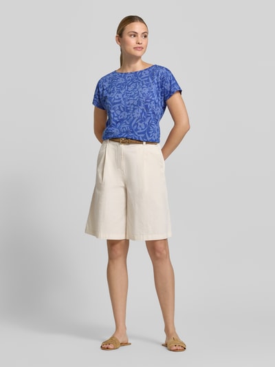 Frauenmodel trägt T-Shirt mit Kordelzug am Saum und Rundhalsausschnitt von Betty Barclay, blaue Musteroptik, Straight Fit, Material-Mix, Ganzkörperansicht von vorne. Rückenlänge bei Größe 36: 60 cm.