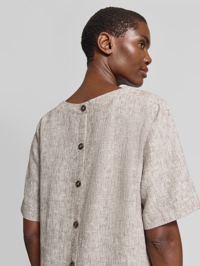 Vrouwenmodel draagt knielang kleed uit linnenmix model 'Lava' van FREE/QUENT, rechte fit, ronde hals, detailopname rugaanzicht.
