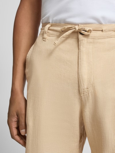 Mannelijk model draagt Loose Fit Leinenhose mit Tunnelzug Modell 'BRODY' van Selected Homme, look: effen, mix van biologisch katoen en linnen, detailopname taille