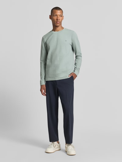 Männermodel trägt Pullover aus Baumwoll-Mix von Christian Berg Men in Mintgrün, gerader Schnitt, Rundhalsausschnitt, Ganzkörperansicht von vorne.