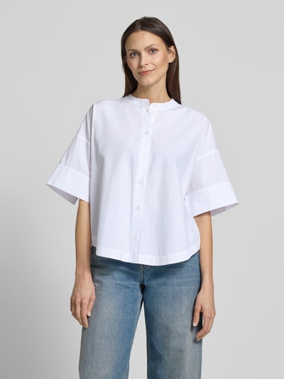 Frauenmodel trägt Boxy Fit Bluse mit Rundhalsausschnitt Modell 'Fibana' von OPUS PANTS aus Reine Baumwolle mit Knopfleiste, Ganzkörperansicht von vorne.