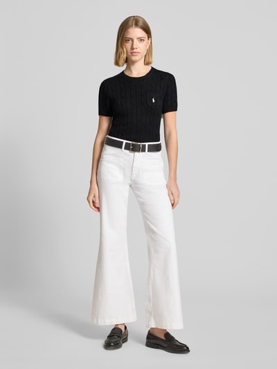 Frauenmodel trägt Regular Fit Strickpullover aus reiner Baumwolle von Polo Ralph Lauren, Optik: Unifarben, Logo-Stitching, Rundhals, Kurzarm, Brusttasche, Rumpfabschluss und Ärmelabschluss gerippt, Materialverarbeitung: Strick, Material: reine Baumwolle, Ganzkörperansicht von vorne.