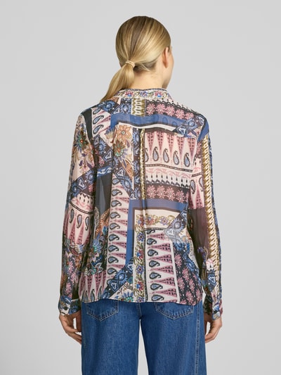 Frauenmodel trägt Regular Fit Hemdbluse aus reiner Viskose von Milano Italy, bunte Muster, Hemdblusenkragen, Ganzkörperansicht Rückansicht.