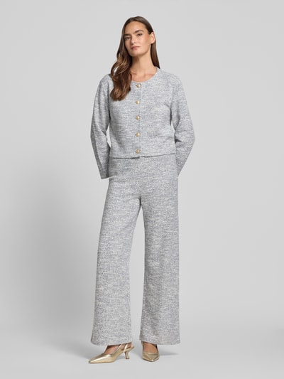 Vrouwenmodel draagt Jacke in Bouclé-Optik mit Rundhalsausschnitt van Christian Berg Woman, katoenmix, regular fit, bouclé-look, ronde hals, knoopsluiting; ruglengte maat S 47 cm, schouderbreedte 45 cm, borstwijdte 51 cm, mouwlengte 54 cm; lichte tinten en zachte textuur; ganzekörperaanzicht van voren.