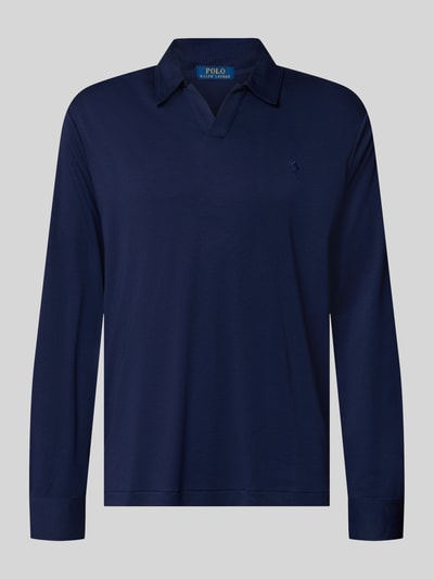Produktfoto, dunkelblaues Slim Fit Poloshirt aus reiner Baumwolle von Polo Ralph Lauren vor grauem Hintergrund, glatte Struktur