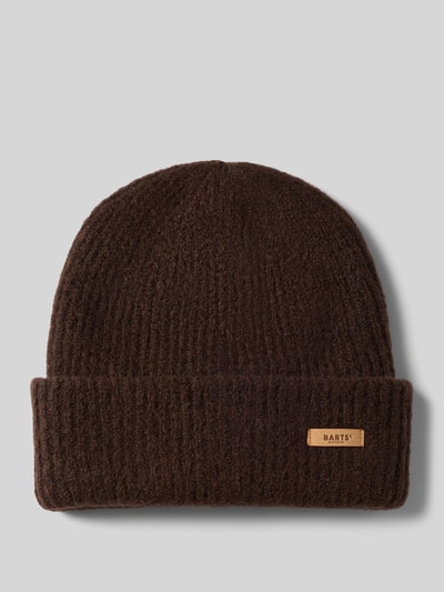 Produktfoto, braune Beanie mit Label-Patch Modell 'Witzia Beanie' von Barts, grobe Strickstruktur auf grauem Hintergrund, Damen Mütze von Barts