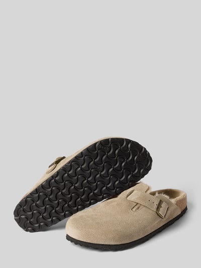 Produktfoto, beige huisschoen van echt leer Model 'Boston' van Birkenstock met afgeronde pasvorm, logodetail en hakhoogte maat 40: 3 cm.