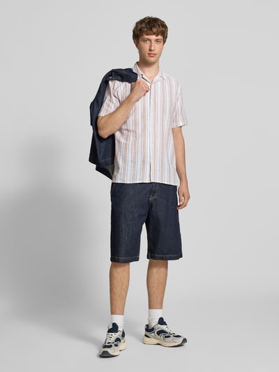 Männermodel trägt Regular Fit Leinenhemd aus Baumwoll-Leinen-Mix Modell 'CAIDEN' von Only & Sons mit Allover-Streifenmuster, Ganzkörperansicht von vorne.