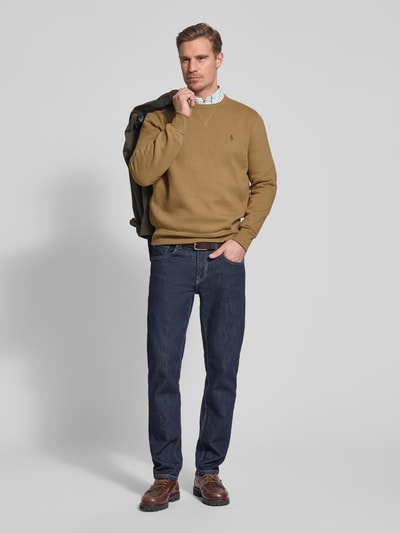 Männermodel trägt Regular Fit Sweatshirt aus Baumwoll-Mix von Polo Ralph Lauren, Optik: Unifarben, Logo-Detail, Rundhals, Ganzkörperansicht von vorne.