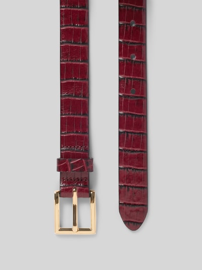 Produktfoto, Gürtel aus echtem Leder Modell 'Congo' von Weinmann in Dunkelrot mit Strukturmuster und goldfarbener Dornschließe, schmale Passform, Breite 2 cm