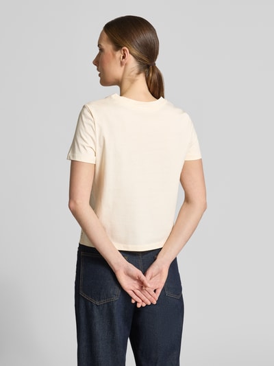 Vrouwenmodel draagt T-shirt met ajourwerk van Jake*s Collection in puur katoen, regular fit, ronde hals, ruglengte maat S 47 cm. Ganzkörperansicht Rückansicht.