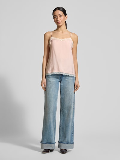 Frauenmodel trägt Trägertop aus Modal-Mix mit Spitzenbesatz von Jake*s Collection, Regular-Fit, Spaghettiträger, Pastellfarben, Ganzkörperansicht von vorne. Rückenlänge bei Größe 36: 35 cm.