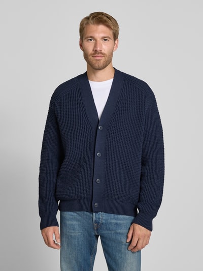 Mężczyznamodel nosi granatowy kardigan rozpinany z mieszanki bawełny Regular Fit Strickjacke aus Baumwoll-Mix Modell 'Andemo' von BOSS Orange, całkowity widok z przodu.