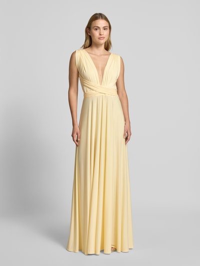 Frauenmodel trägt Abendkleid mit rückseitiger Bindung und V-Ausschnitt von Rose Avenue in Gelb, Maxikleid, Drapierungen, Taillierter Schnitt, Ganzkörperansicht von vorne. Brustweite bei Größe S: 34 cm, Rückenlänge bei Größe S: 22 cm.