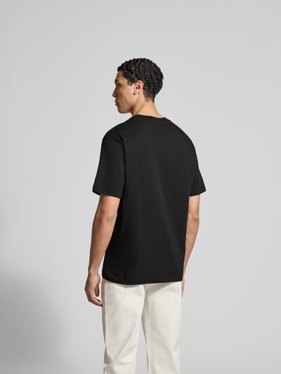 Männermodel trägt Regular Fit T-Shirt aus reiner Baumwolle von Kenzo in Schwarz, Herren T-Shirt, Kurzärmelig, Rückenlänge 69 cm, Ganzkörperansicht Rückansicht.