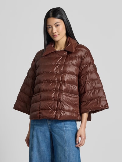 Frauenmodel trägt Relaxed Fit Jacke in Stepp-Optik von Luisa Cerano, braun glänzend, Umlegekragen, aufgesetzte Taschen, Ganzkörperansicht von vorne. Rückenlänge 62 cm, Schulterbreite 43 cm, Brustweite 60 cm, Ärmellänge 45 cm.